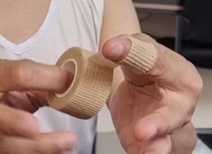 ผ้าพันยืดหยุ่น ยึดติดตัวเอง self adhesive elastic bandage กว้าง 1 นิ้ว ยาว 4.5 เมตร เพียง 6 บาท