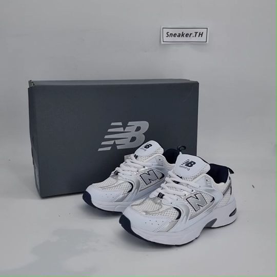 รุ่นNB 530 (Sz.30-36EU) แนะนำเผื่อ 1 ไซส์ สีขาวกกรมท่า เหมาะสำหรับเด็ก ใส่สบาย นุ่มเท้า V67D01