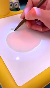 Bàn vẽ tranh thông minh có nhạc và đèn chiếu sáng cho bé tập vẽ - Máy chiếu vẽ tranh cho bé tập vẽ và tô màu vương miện