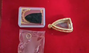 หลวงปู่ทวด วัดช้าง เนื่อว่านผสมแร่ รุ่นรวยทรัพย์พร้อมกรอบงาน หล่อทองเหลือง ชุบไมครอน เคลือบแลคเกอร์ไฟฟ้า มีไว้บูชาร่ำรวย ปลอดภัย