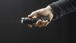 Armytek Dobermann Pro Max — ไฟฉายยุทธวิธีกำลังสูง 3000 ลูเมน ระยะแสง 460 เมตร