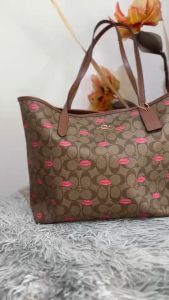 กระเป๋าสะพายไหล่ COACH 💯% รุ่ดรำในแท้: กระเป๋าสะพายไหล่ COACH C3252 GALLERY TOTE IN SIGNATURE CANVAS WITH DAISY PRINT