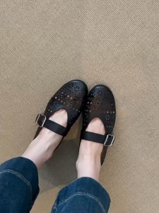 Rounded-toe flat-bottom shoes with hollowed-out design versatile cowhide sandals small-scale retro single-strap Mary Jane shoes for women.