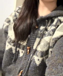 เสื้อคาร์ดิแกนถักขนแกะทรงหลวมสำหรับผู้หญิง 2025 ฤดูใบไม้ผลิและฤดูใบไม้ร่วง ปกหนังแกะ แขนยาว ปกป้องความร้อน ปกป้องความร้อน