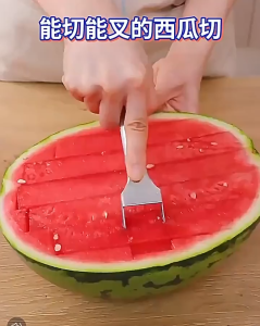 【การจัดส่งท้องถิ่น】2 In 1แตงโมส้อมเครื่องตัดเครื่องตัดอเนกประสงค์สแตนเลสครัวผลไม้เครื่องมือตัดปฏิบัติบนโต๊ะอาหาร