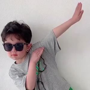 แว่นตากันแดดเด็กสีสันสดใส ป้องกัน UV400 แฟชั่นสไตล์สปอร์ตแอนด์สตรีท