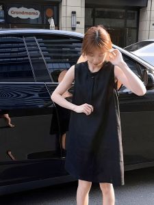 ชุดเดรสคอตตอนลินินสีดำสไตล์ฝรั่งเศสสำหรับผู้หญิง ฤดูร้อน 2025 ชุดเดรสแขนกุดทรงเอสัมผัสหรูหรา ชุดเดรสแขนกุดสีพื้น