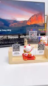 Bảng quét mã QR mèo thần tài vẫy tay in thông tin theo yêu cầu bảng quét mã qr ngân hàng