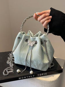 กระเป๋าถือทรงถังแบบสะพายข้างสำหรับผู้หญิง ทรงใหม่ ฤดูใบไม้ร่วง/ฤดูหนาว 2025 ดีไซน์ไม่ซ้ำใคร สายโซ่แบบอเนกประสงค์ กระเป๋าถือแบบหนัง PU สีพื้น