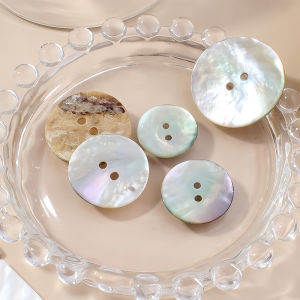 กระดุมเปลือกหอยธรรมชาติแบบหนาสำหรับเสื้อเชิ้ต กระดุมรูปวงกลมสีสันสดใสระดับไฮเอนด์ กระดุมมุกสีขาว