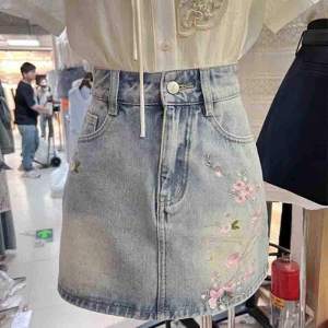 กระโปรงสั้นทรงเอเอวสูงปักลายสไตล์ชาติพันธุ์สำหรับผู้หญิงในช่วงฤดูร้อน กระโปรงสั้นทรงเอแขนกุดแบบครึ่งตัวสำหรับผู้หญิง