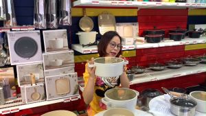 Nồi nông chống dính bếp từ Neoflam Fika - Hàn Quốc 22 cm. Sản phẩm đúc từ nhôm nguyên khối chống dính Ceramics thế hệ mới với lớp phủ Extrema đảm bảo độ bền bề mặt chống dính (màu trắng ngà)