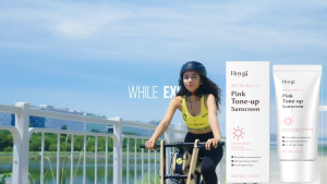 Hoygi Pink Brightening Protective Cream ครีมกันแดดสีชมพู ช่วยให้ผิวชุ่มชื้น เนื้อครีมบางเบา เหมาะสำหรับฤดูร้อนและกิจกรรมกลางแจ้ง ปกป้องผิวอย่างอ่อนโยนในชีวิตประจำวัน