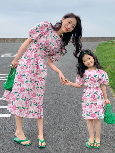 ชุดแม่ลูกสุดพิเศษชุดแม่ลูกระดับไฮเอนด์ชุดเดรสลายดอกไม้แขนพองสไตล์โมริเกิร์ลระดับไฮเอนด์สำหรับเด็กหญิงแบบใหม่ฤดูร้อน