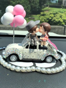 Mô Hình Ô Tô Kèm Đôi Tình Nhân Trang Trí Taplo Ô Tô Nhà Cửa Decor Trang Trí Xe Sang Trọng