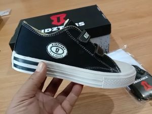 Sepatu Sekolah Anak Laki-Laki Perempuan Cewek Cowok Warna Hitam Murah Tali Perekat Rekat Velcro Kecil Tanggung Umur Usia PAUD TK SD SMP SMA Kelas 1 2 3 4 5 6 7 8 9 0 Tahun-KIDZTUBS1928122023