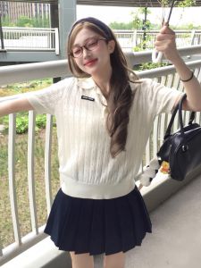 เสื้อยืดคอโปโลถักแขนสั้นผ้าไหมน้ำแข็งสีขาวสำหรับผู้หญิง ฤดูร้อน 2025 ดีไซน์ใหม่ ทรงเข้ารูป สไตล์วิทยาลัย แขนสั้น ทรงเข้ารูป