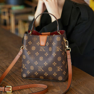 กระเป๋าสะพายข้างหนังแท้สำหรับผู้หญิง ทรงถังน้ำ สายเดี่ยวแบบปรับได้ กระเป๋าสะพายข้างแบบอเนกประสงค์ กระเป๋าสะพายข้างสำหรับฤดูใบไม้ร่วงและฤดูหนาว 2025