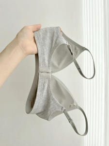 เสื้อชั้นในกีฬาไร้โครงสำหรับผู้หญิง ระบายอากาศได้ดี ป้องกันการหย่อนคล้อย ไร้ตะเข็บ เสื้อชั้นในแบบเกาะอก ทรงเอ เซ็กซี่ ฤดูร้อน 2025