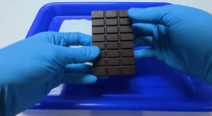 ดาร์กช็อกโกแลต 70% ผสมน้ำตาลอ้อย  แท้ธรรมชาติ 45 กรัม ยี่ห้อ Cocoa Kub