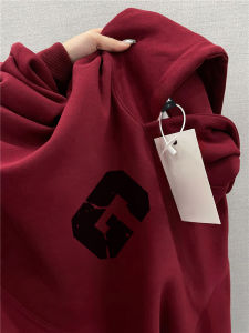 เสื้อสเวตเตอร์มีฮู้ดผ้าฝ้ายแท้ทรงหลวมสำหรับผู้ชาย สีแดงเข้ม แฟชั่นฤดูใบไม้ผลิและฤดูใบไม้ร่วง สไตล์อเมริกัน ทรงหลวม สไตล์ย้อนยุค เสื้อคลุมกันหนาว