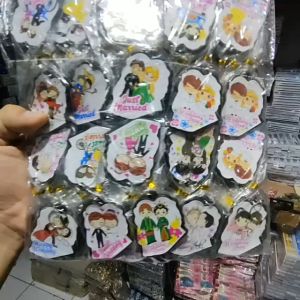 100 pcs Souvenir Pernikahan Gantungan Kunci Pengantin Stiker Gratis Kartu Ucapan - Bungkus Plastik, Harga Murah, Terbuat dari Bahan Plastik (4 Gram/100 pcs) - Motif Gambar Random (Agen Souvenir)