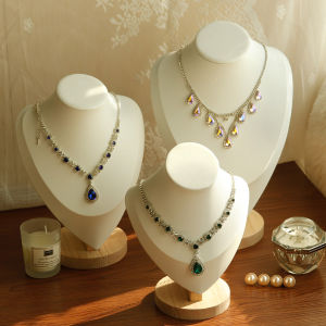 High Quality Model Bust Show Exhibitor Leather Jewelry Display Necklace Pendants Mannequin Jewelry Stand Organizer
