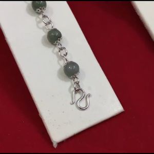 สร้อยข้อมือหยกแท้สลับสีและหยกสีเขียว ความยาว 8.5 นิ้ว หยกกลมขนาด 6 มิล ตัวสร้อยชุบทองคำขาว เสริมบารมี งานสวย