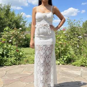 ชุดเดรสสายเดี่ยวลายลูกไม้