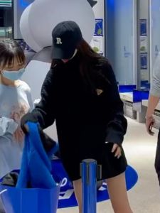 เสื้อสเวตเตอร์คอวีถักหนาสำหรับผู้หญิง สไตล์ลำลอง แฟชั่นฤดูหนาว 2021 เสื้อชั้นในถักนิตติ้งนุ่ม สีเขียว เสื้อสเวตเตอร์คอวีสำหรับผู้หญิง