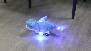 ฉลามไฟฟ้า เดินได้อัตโนมัติ กระพริบและร้องเพลง จำลองฉลามเหมือนจริง ของเล่นเด็ก