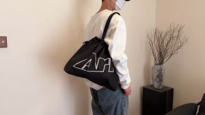 กระเป๋าสะพายไหล่ อาริ สีดำ ARI SHOULDER BAG - BLACK ของแท้