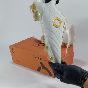 Sepatu Bola Ortus Eight Model Seri Classic type Sol Bening daya cengkram kuat warna Putih Terbaru