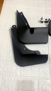 Bộ 4 miếng chắn bùn Toyota Innova Cross 2023-2024 chất liệu nhựa dẻo cao cấp dễ dàng lắp đặt