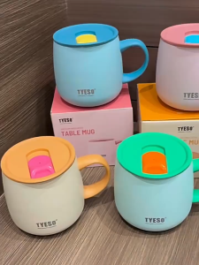 TYESOแท้ แก้วกาแฟสแตนเลส 304 แบบใหม่พร้อมซับในเซรามิก แก้วกาแฟตั้งโต๊ะ แก้วสำนักงาน พร้อมหูจับ ฝาปิด แก้วน้ำพกพา 355ml