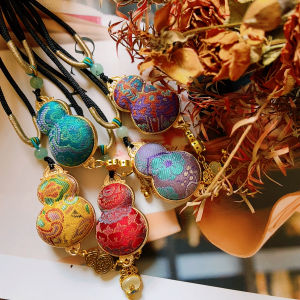 สร้อยคอจี้รูปน้ำเต้าสไตล์จีนแบบใหม่ ทำด้วยมือ 100 ไหมหม่อน ผ้าไหม ซองจิน ของแท้ ดีไซน์ ทันสมัย อุปกรณ์เสริม ที่มัดผม