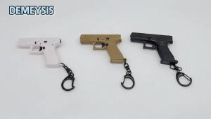 2024มินิปืนพกรูปร่างยุทธวิธีพวงกุญแจน้ำหนักเบา G45รุ่นพลาสติกพวงกุญแจแบบพกพาปืนรูปร่างอาวุธตกแต่งพวงกุญแจ