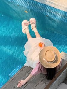 รองเท้าแตะแฟชั่นนางฟ้าสไตล์ K สําหรับผู้หญิงสวมใส่สบายระบายอากาศพร้อมส้นแบนส้นกลางเหมาะสําหรับการสวมใส่กลางแจ้ง