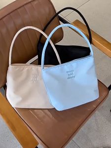 กระเป๋าทรงสี่เหลี่ยมมีหูหิ้วสะพายไหล่แฟชั่นเกาหลี Niche กระเป๋าถือเข้ากับทุกชุดไนลอนปักสดใสขนาดเล็ก กระเป๋าเอกสารหิ้วของผู้หญิ