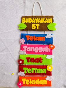 Gantungan dinding hiasan kelas 5T (Tekun Tangguh Taat Terima dan Teladan) bahan flanel 100% handmade