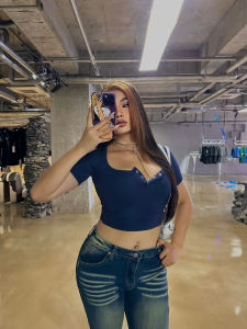 เสื้อยืดคอกลมแขนสั้นทรงสลิมฟิตสำหรับผู้หญิงในช่วงฤดูร้อนปี 2023 เสื้อผ้าทำงานลำลองแบบสวมหัว