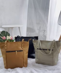 NEW - ToteBag Wanita Bahan Premium / TSK\\n\\n Gambaran Umum\\n\\nToteBag Wanita Bahan Premium / TSK adalah tas tangan stylish yang cocok untuk perempuan fashionabel. Tas ini dibuat dengan bahan premium berkualitas tinggi dan dirancang dengan jahitan rapih. Selain itu, tas ini dilengkapi dengan aksesoris gantungan karakter beruang yang menambah nilai estetika.\\n\\n Spesifikasi Produk\\n\\n- Bahan: 100% Premium\\n- Jahitan: Rapih\\n- Ritsleting penutup: Tahan air dan aman\\n- Dalam di lapis furing\\n- Ukuran: P 30 x T 30 x T 12 cm\\n- Muat HP, dompet, dll.\\n\\n Keunggulan ToteBag Wanita Bahan Premium & TSK\\n\\nToteBag Wanita Bahan Premium / TSK menawarkan beberapa keunggulan, seperti:\\n\\n- Desain Stylish: Tas ini memiliki desain yang stylish dan cocok untuk perempuan fashionabel.\\n- Bahan Premium: Tas ini dibuat dari bahan premium berkualitas tinggi yang tahan lama.\\n- Aksesoris Gantungan Karakter Beruang: Tas ini dilengkapi dengan aksesoris gantungan karakter beruang yang menambah nilai estetika.\\n- Ritsleting penutup tahan air: Tas ini memiliki ritsleting penutup yang tahan air dan aman.\\n- Ukuran nyaman: Tas ini memiliki ukuran yang nyaman untuk digunakan sehari-hari.\\n\\n Cara Menggunakan ToteBag Wanita Bahan Premium & TSK\\n\\nBerikut adalah beberapa tips penggunaan ToteBag Wanita Bahan Premium / TSK:\\n\\n- Jangan gunakan tas ini untuk membawa barang berat atau tajam.\\n- Bersihkan tas ini secara teratur dengan kain lembut dan deterjen ringan.\\n- Jangan biarkan tas ini terkena sinar matahari langsung atau kelembaban tinggi.\\n\\n Kelebihan dalam Penggunaan ToteBag Wanita Bahan Premium & TSK\\n\\nToteBag Wanita Bahan Premium / TSK menawarkan beberapa kelebihan dalam penggunaannya, seperti:\\n\\n- Tas ini dapat digunakan untuk berbagai momen, baik formal maupun informal.\\n- Tas ini memiliki ukuran yang nyaman untuk digunakan sehari-hari.\\n- Tas ini dilengkapi dengan ritsleting penutup yang tahan air dan aman.\\n\\n Memilih ToteBag Wanita Bahan Premium & TSK yang Tepat untuk Anda\\n\\nBerikut adalah beberapa pertimbangan dalam memilih ToteBag Wanita Bahan Premium / TSK yang tepat untuk Anda:\\n\\n- Ukuran: Pastikan tas ini memiliki ukuran yang sesuai dengan kebutuhan Anda.\\n- Warna: Pilih warna yang sesuai dengan selera dan gaya Anda.\\n- Aksesoris Gantungan Karakter Beruang: Pilih tas yang dilengkapi dengan aksesoris gantungan karakter beruang jika Anda menyukainya.\\n\\n Membeli ToteBag Wanita Bahan Premium & TSK\\n\\nBerikut adalah proses pemesanan ToteBag Wanita Bahan Premium / TSK:\\n\\n1. Isi alamat lengkap dan nomor telepon yang aktif saat memesan.\\n2. Kami akan memproses pesanan sesuai dengan warna yang Anda pesan.\\n3. Tas akan dikemas dengan rapih dan aman sehingga sampai dengan aman.\\n\\n Packing Rapih dan Aman ToteBag Wanita Bahan Premium & TSK\\n\\nKami memastikan bahwa ToteBag Wanita Bahan Premium / TSK dikemas dengan rapih dan aman sehingga sampai dengan aman kepada Anda. Kami menggunakan bahan kemasan berkualitas tinggi dan metode pengemasan yang tepat untuk melindungi tas Anda selama perjalanan.\\n\\nKami berharap informasi ini membantu Anda dalam memilih dan menggunakan ToteBag Wanita Bahan Premium / TSK yang tepat untuk Anda. Selamat berbelanja!\n}