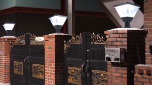 PU โคมไฟหัวเสา โคมไฟโซล่าเซลล์ ไฟภายนอกอาคาร ไฟ LED ไฟสวนหลอดไฟโซล่าเซลล์ 200W กันน้ํา เปิด-ปิดอัตโนมัติ 3 สี /RGB การควบคุมแสงอัจฉริยะ ไม่เสียค่าไฟ ซื้อ1แถม1 โคมไฟสนาม Solar Light รับประกัน 30 ปี