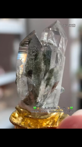 💚✨ 巴基斯坦绿幽灵簇 ✨💚 Pakistan Green Phantom Quartz Cluster 光下火彩闪耀 🌈✨ 晶柱通透水亮,天然墨绿幽灵内包 Fiery rainbow flashes under light 🌈✨ Crystal-clear quartz points with natural deep green phantom inclusions 🌿 free base附送底座 #巴基斯坦绿幽灵 #火彩 #高净透 #事业运提升 #pakistan