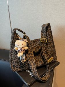 Fashionable Large Capacity Travel Shoulder Bag Womens Tote Bag Leopard Print Crossbody Bag Commute Style Polyester Lining