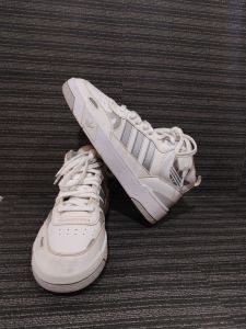 PRELOVED secondhand shoes brander use white high-top sneakers with three silver stripes on sides and white laces.