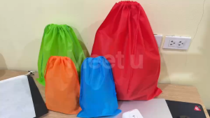 ถุงผ้าหูรูด ผ้าสปันบอนด์ กันฝุ่น จัดระเบียน แบบไม่มีลาย มีหลายขนาด หลายสี พร้อมส่ง