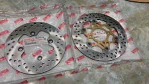 Đĩa thắng trước và đĩa thắng sau giá chưa ốc Phụ tùng thay thé xe Exciter 135 5 số đời 2011 đến 2014