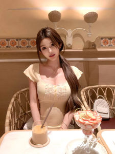 Áo Thun Nữ Tay Ngắn Ôm Vừa Vặn Cổ Vuông Họa Tiết Hoa Mùa Hè Dáng Ôm Hở Vai Thiết Kế Cạp Cao Thường Ngày