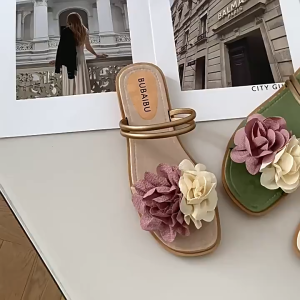 Fairy wind flower petal slippers for women summer outdoor non-slip ins trendy internet celebrity new style fashionable beach sandals.